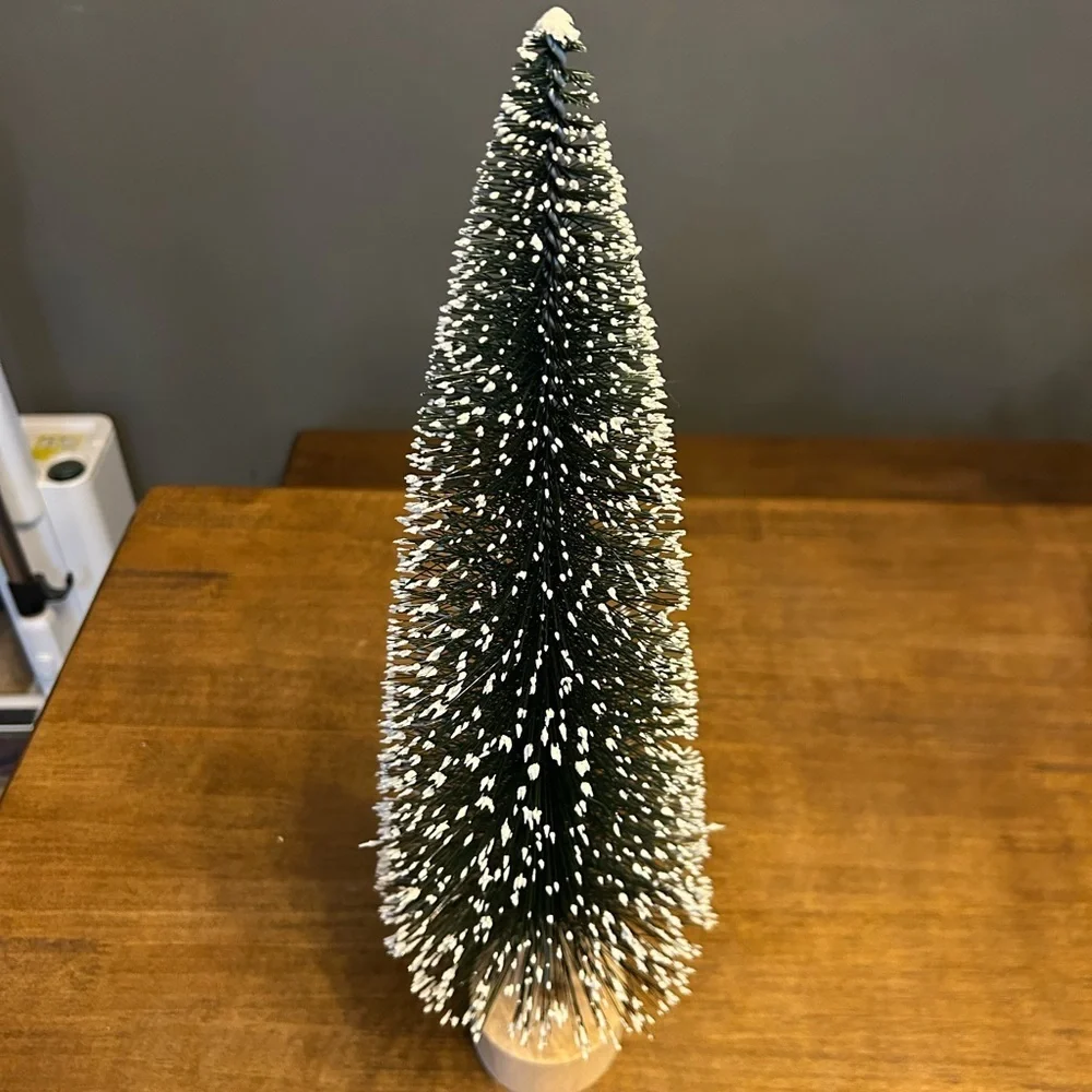 Elegant Green Holiday Tree Decoration